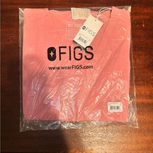 FIGS casma 3 pocket scrub top in CHALK PINK